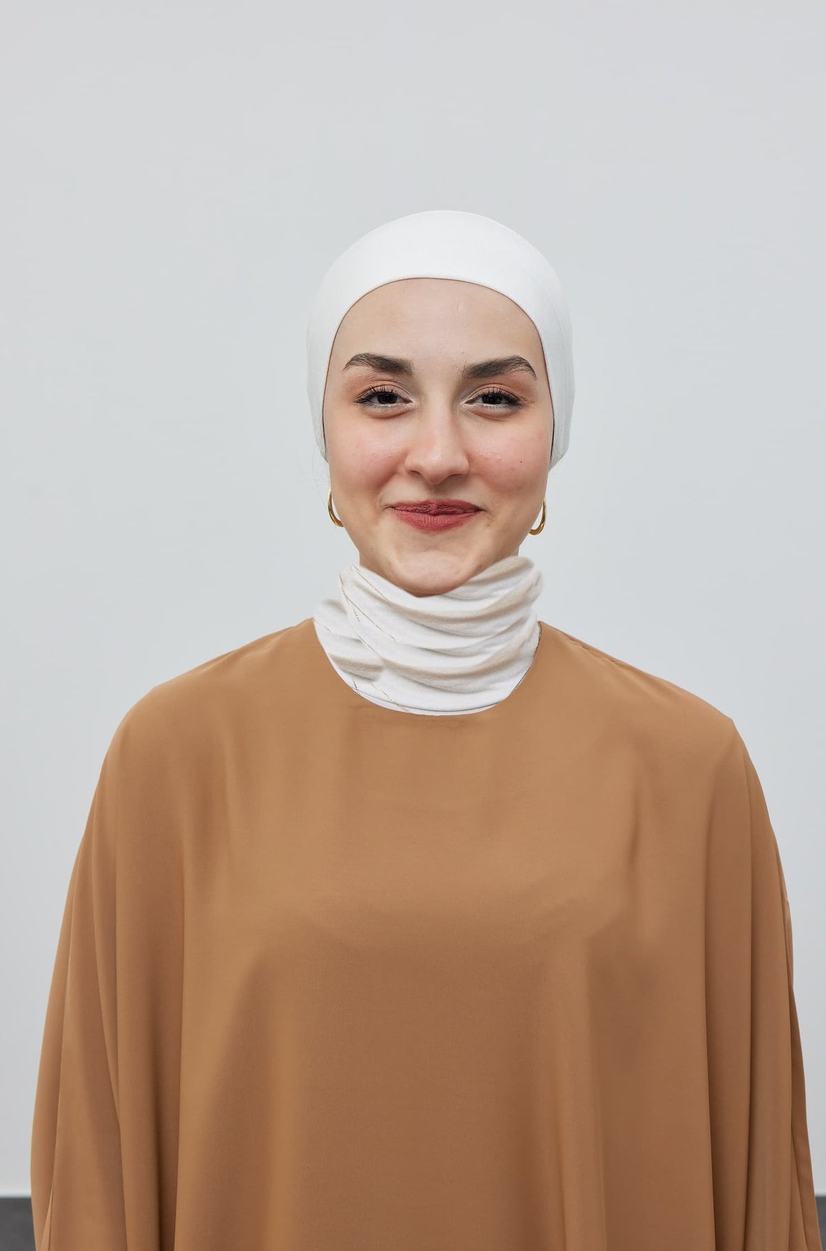 Ultra Yumuşak Likra Bone – beyaz, modelde önden görünüm