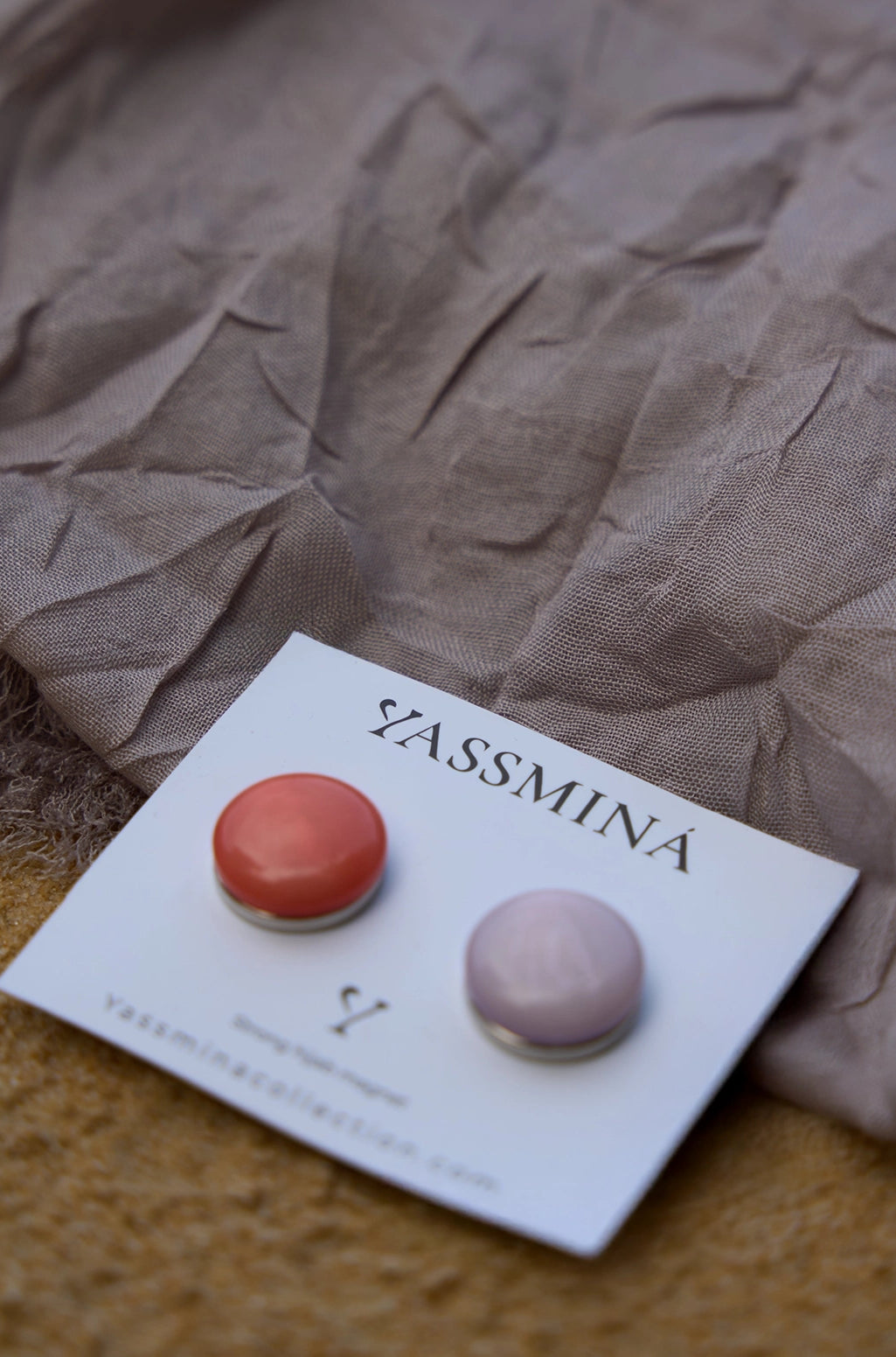Mıknatıslı Şal İğnesi – kırmızı ve pembe, kutu ve paket