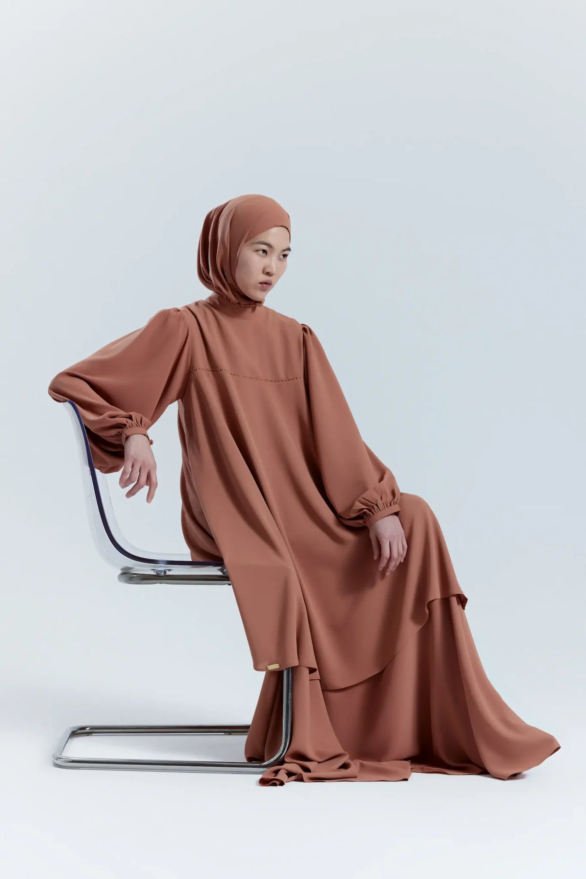 Soft Pointe Şal – pudra şeftali, kombin görünümü