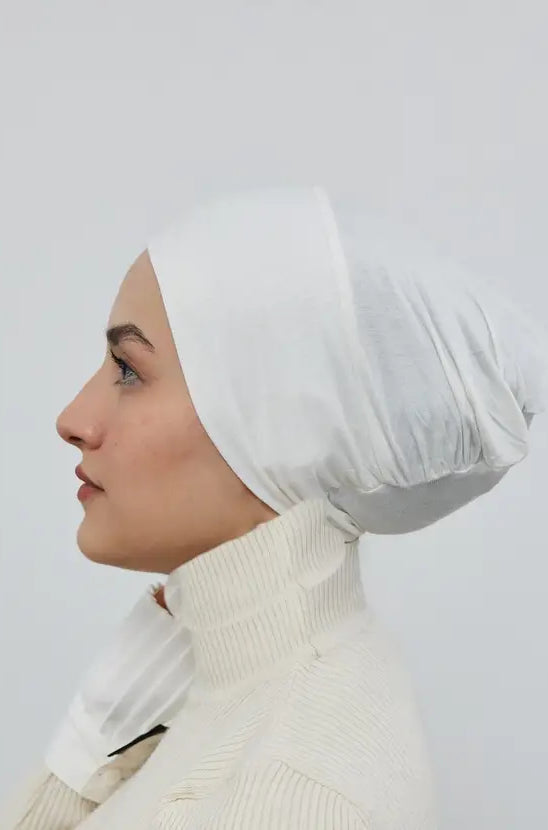 Ultra Yumuşak Likra Bone – beyaz, modelde yandan görünüm