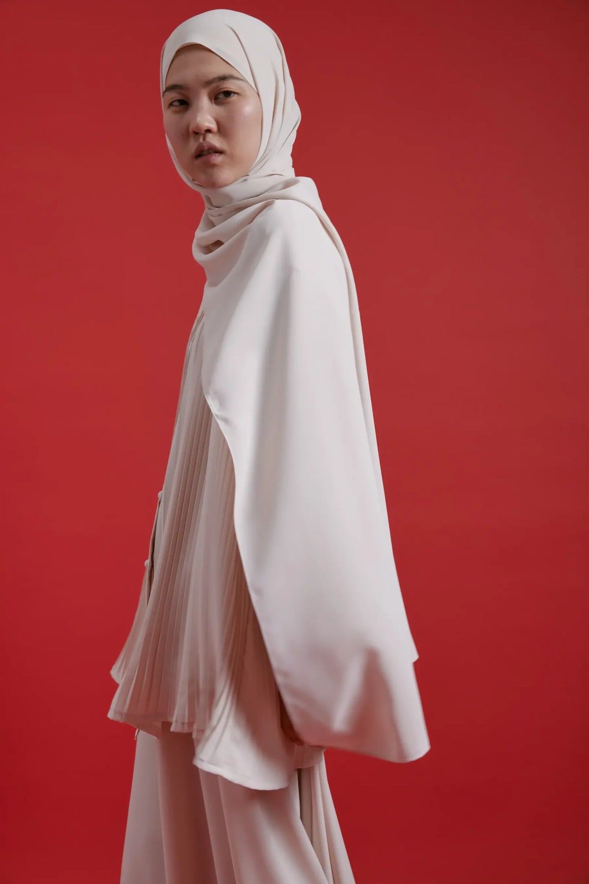 Soft Pointe Şal – krem beyaz, modelde yandan görünüm